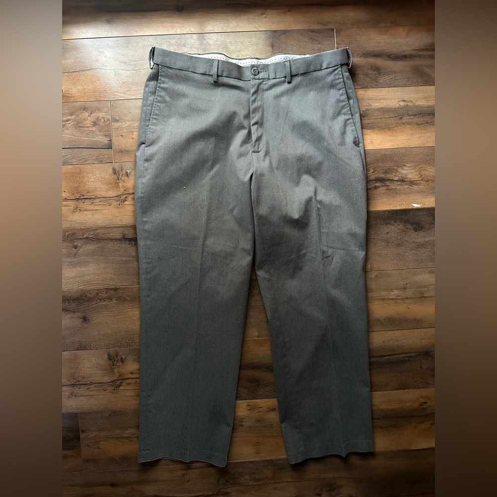 ✨Haggar Classic Fit Iron-Free Premium Khaki Pants – Size 38x29 – Gray ✨